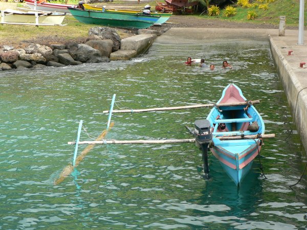 20- Pirogue traditionnelle motorisee 